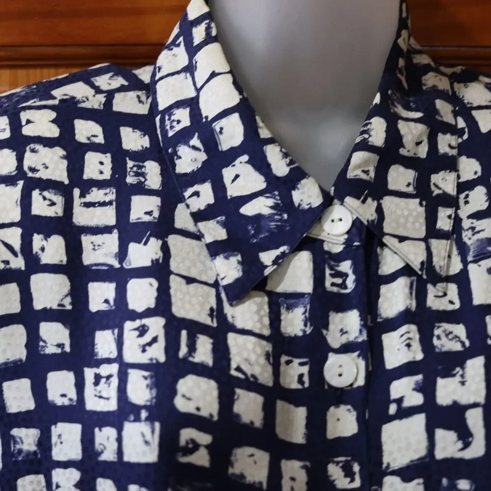 Maggy London Vintage Abstract Blue White Silk Blouse 14 Runs Small Short Sleeve